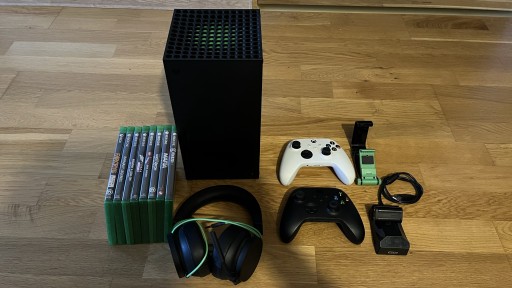 Zdjęcie oferty: Xbox Series X + 2 pady, alumulator, słuchawki, gry
