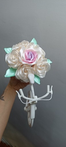 Zdjęcie oferty: Flower box rowerek róże ze wstążki 