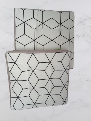 Zdjęcie oferty: PODUSZKA NA KRZESŁO BIAŁA GEOMETRYCZNY WZÓR - ZESTAW 2 SZT.