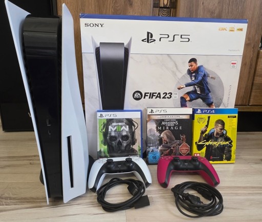 Zdjęcie oferty: Konsola PS5 z napędem + dwa pady + trzy gry