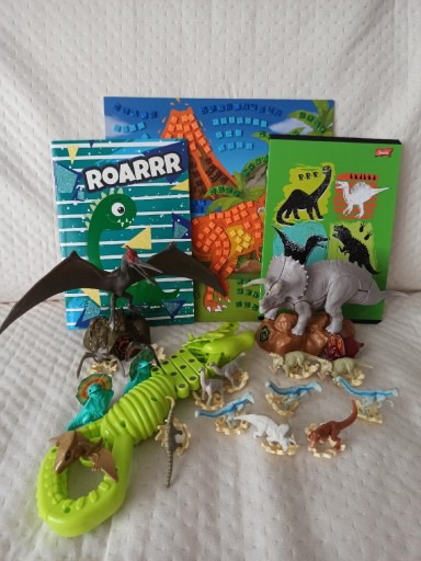 Zdjęcie oferty: Dinozaury figurki do składania-zestaw-akcesoria