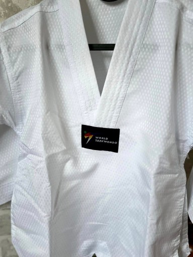 Zdjęcie oferty: Strój do taekwondo + pas. Nowy, rozmiar 140 cm