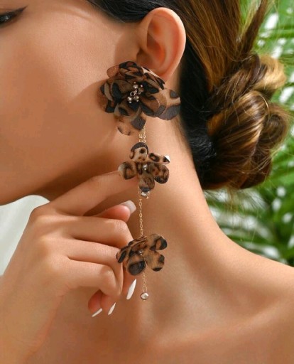 Zdjęcie oferty: Kolczyki wiszące kwiaty szyfonowe brąz panterka