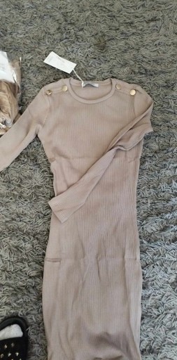 Zdjęcie oferty: Sukienka beżowa prążkowana z guzikami na ramionach