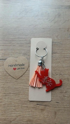 Zdjęcie oferty: Rękodzieło ozdobne breloczki kotki z żywicy epoksydowej bordo 