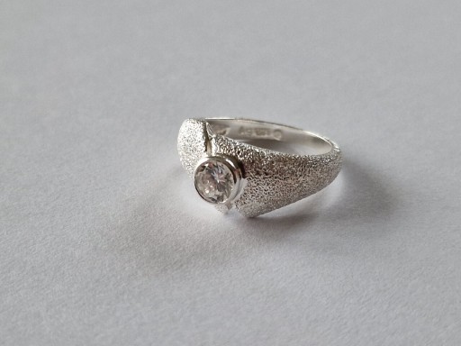 Zdjęcie oferty: Srebrny pierścionek z cyrkonią próba 925