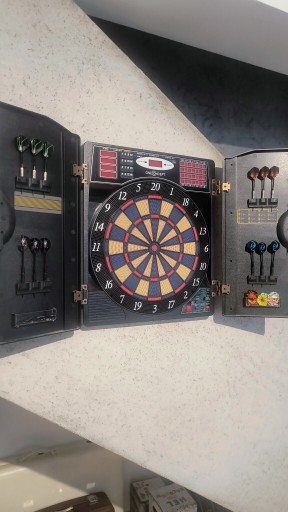 Zdjęcie oferty: Dart elektroniczny One Concept + rzutki i akcesoria 