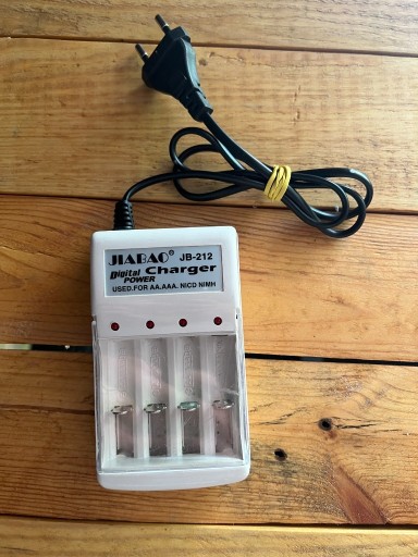 Zdjęcie oferty: Ładowarka Jiabao JB-212 do akumulatorków AA AAA NiMH NiCd