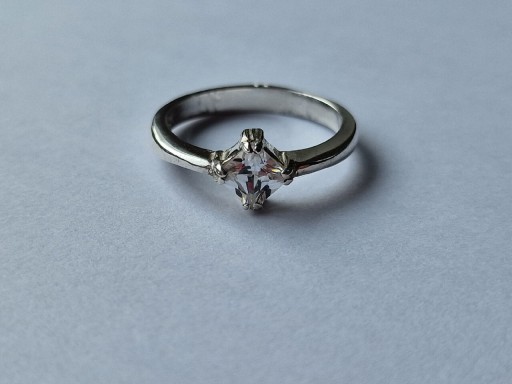 Zdjęcie oferty: Srebrny pierścionek z cyrkonią pr 925