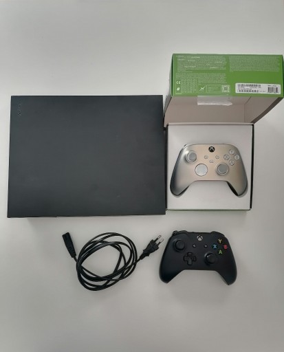 Zdjęcie oferty: Xbox One X 1 TB + Pad Lunar Shift Special Edition 