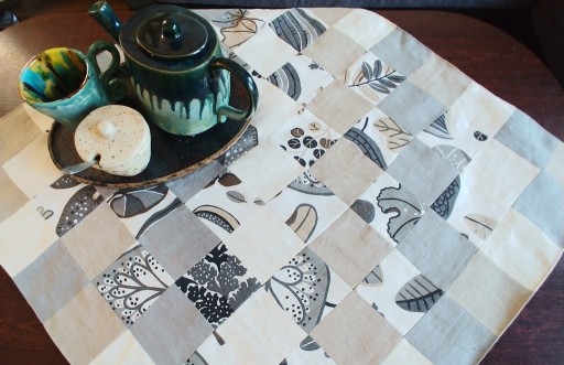 Zdjęcie oferty: Obrus bieżnik dwustronny 80x80 cm patchwork