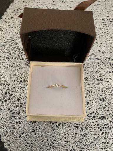 Zdjęcie oferty: Złoty pierścionek z brylantem Apart rozm . 13