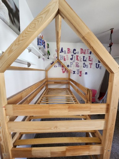 Zdjęcie oferty: Łóżko dziecięce drewniane domek