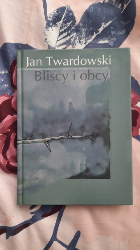 Zdjęcie oferty: Książka Jana Twardowskiego "Bliscy i obcy" 