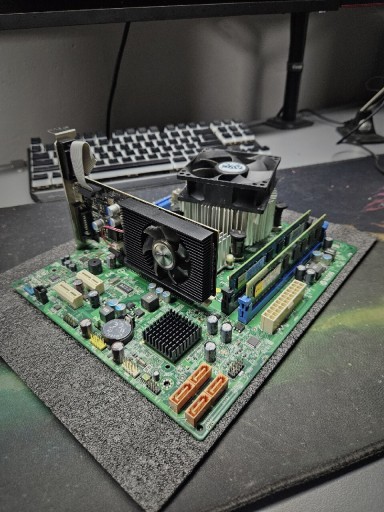 Zdjęcie oferty: Zestaw Intel Q8400 + 4GB DDR3 + MS-7633 