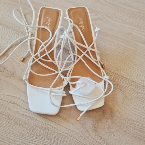 Zdjęcie oferty: Białe sznurowane sandały na szpilce
