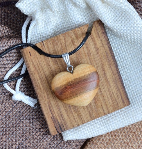 Zdjęcie oferty: Drewniany naszyjnik wisiorek serce śliwa