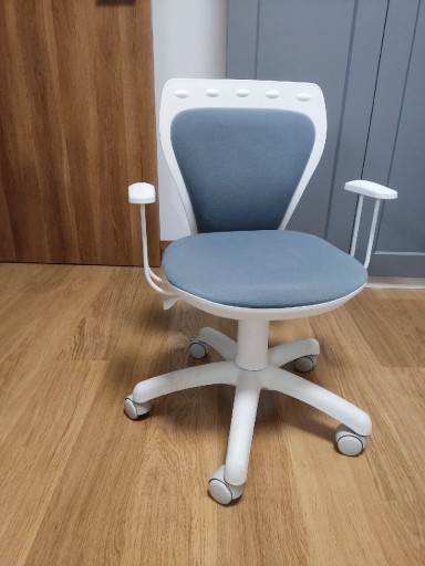 Zdjęcie oferty: Krzesło obrotowe dla dziecka szare białe