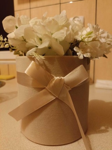 Zdjęcie oferty: Osłonka na doniczkę beżowa welurowa z kwiatami