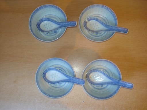 Zdjęcie oferty: Chińska porcelana 4 miseczki+4 łyżeczki