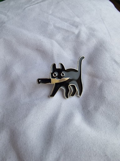 Zdjęcie oferty: Przypinka pin pins wpinka broszka kot z nożem 