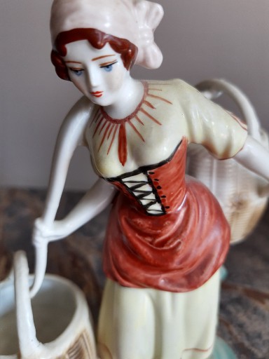 Zdjęcie oferty: figurka porcelanowa Rumuniia sygn.DZIEWCZYNA 18cm