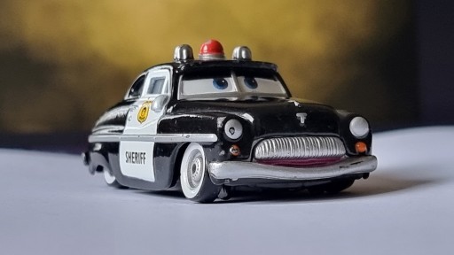 Zdjęcie oferty: Autko SHERIFF z filmu "AUTA" (the CARS) disney