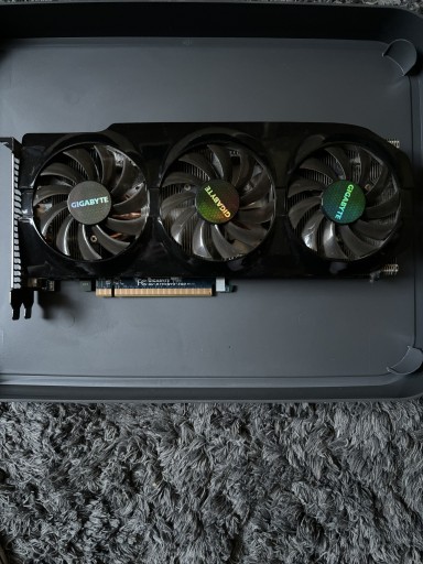Zdjęcie oferty: Gigabyte AMD Radeon HD 7900 Series 3GB V-RAM GV-R795WF3-3GD