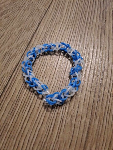 Zdjęcie oferty: Niebiesko biała bransoletka z gumeczek