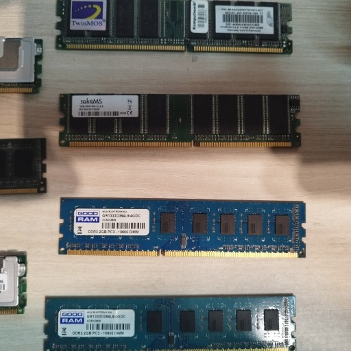 Zdjęcie oferty: Pamięć ram , 2 x 3 DDR . 2 x 2  DDR , 2  x 1 DDR .