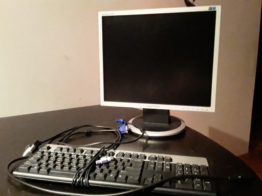 Zdjęcie oferty: Monitor Samsung 19 plus klawiatura hp oraz kabel 