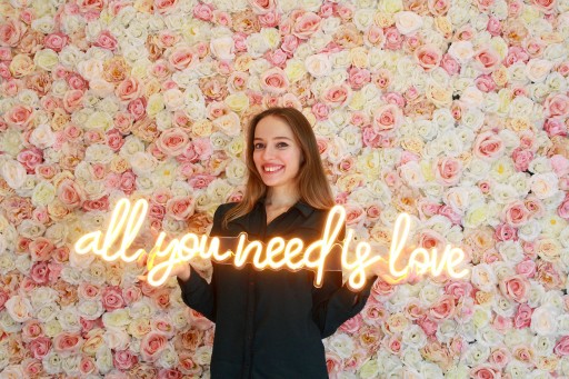 Zdjęcie oferty: Napis świetlny "all you need is love" neon wynajem