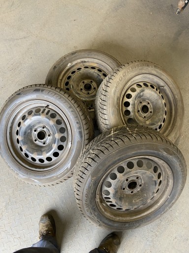 Zdjęcie oferty: Komplet felg stalowych i opon zimowych rozstaw 5x105 z Opla Astry K