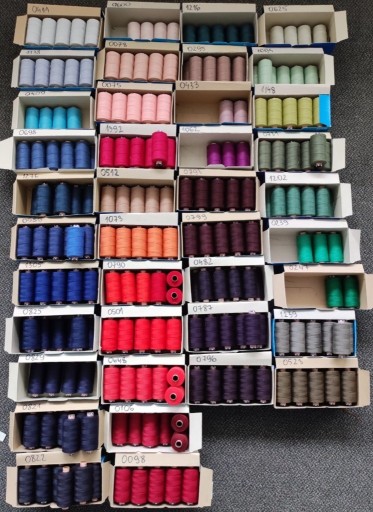 Zdjęcie oferty: grube nici, tapicerskie 30' firmy Amann, kolory