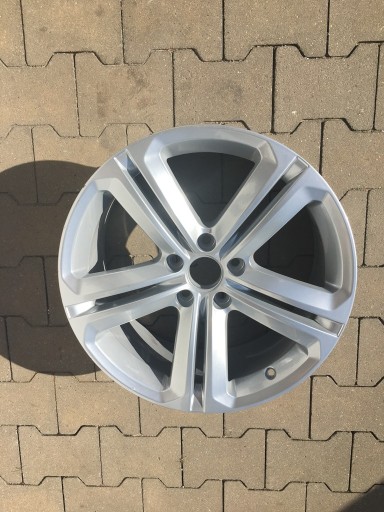 Zdjęcie oferty: Felga VW 18 5x112 ET44 Passat 8Jx18 3AA601025N