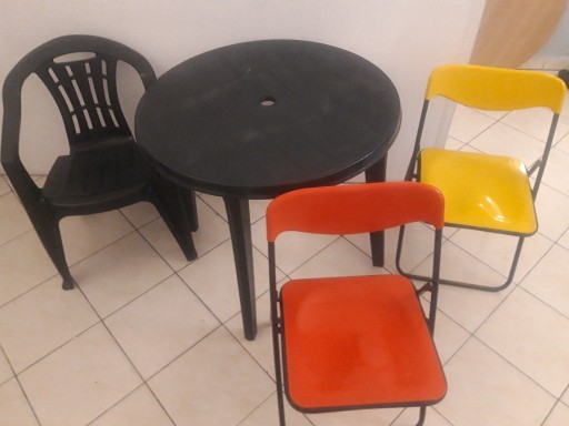 Zdjęcie oferty: Stolik ogrodowy+ plastikowe krzesła