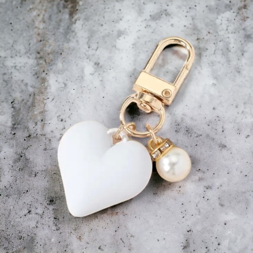 Zdjęcie oferty: Biały matowy brelok do kluczy z sercem 