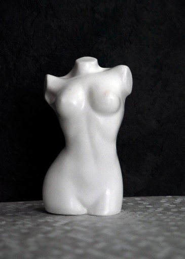 Zdjęcie oferty: Rzeźba z gipsu, figurka kobiety w bieli, wys. 8,4 