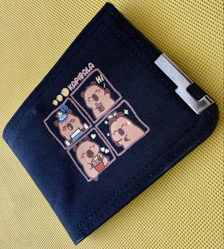 Zdjęcie oferty: Czarny portfel z motywem kapibary – kompaktowy, stylowy, z okuciem