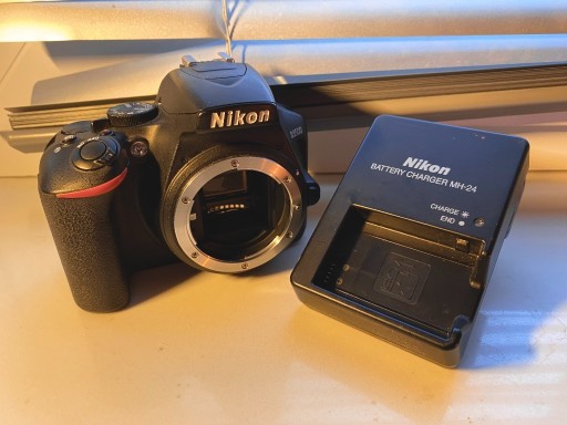 Zdjęcie oferty: Lustrzanka Nikon D3500 + ładowarka Nikon MH-24
