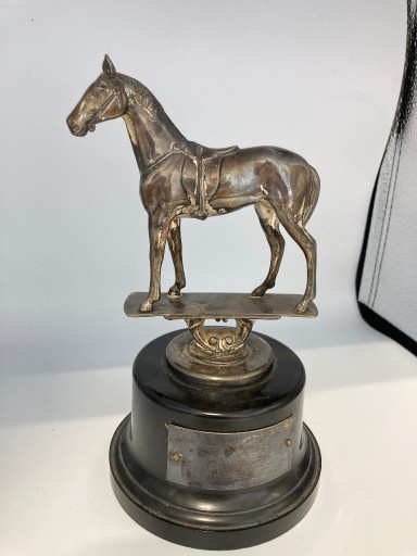 Zdjęcie oferty: Stare trofeum z koniem posrebrzanym na bakelicie