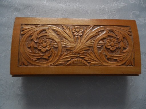Zdjęcie oferty: Szkatułka drewniana z rzeźbieniem