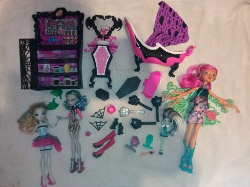 Zdjęcie oferty: Zestaw lalek Monster High plus meble 