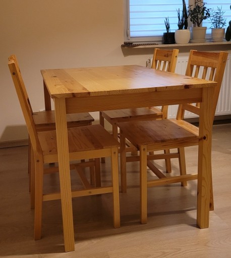 Zdjęcie oferty: Stół drewniany z 4 krzesłami – Sosna, Jysk
