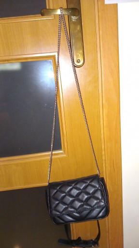 Zdjęcie oferty: Mała czarna torebka MANGO na pasku i łańcuszku