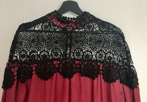 Zdjęcie oferty: Sukienka burgundowa ze zdobieniem na dekoldzie 