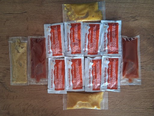 Zdjęcie oferty: 10 saszetek ketchupu, 2 musztardy, 1 sos.