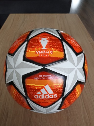 Zdjęcie oferty: Piłka Adidas UCL Madrid 19 Final 