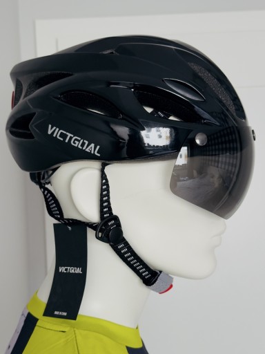 Zdjęcie oferty: Kask rowerowy VICTGOAL czarny z magnetyczną szybą i światłem LED | 57–62 cm
