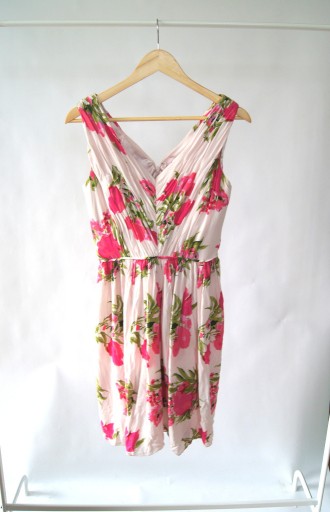 Zdjęcie oferty: biała różowa kwiecista sukienka z dekoltem V 38M 